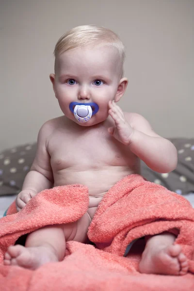 Doce bebê pequeno com toalha — Fotografia de Stock