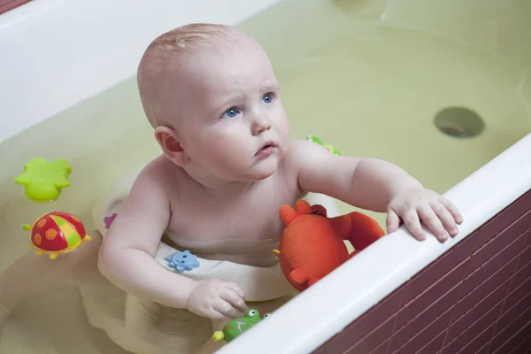 Bébé garçon dans la salle de bain — Photo