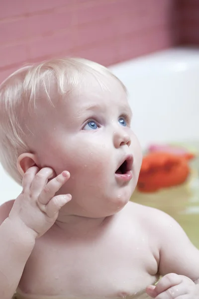 Bébé garçon dans la salle de bain — Photo