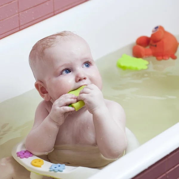 Bébé garçon dans la salle de bain — Photo