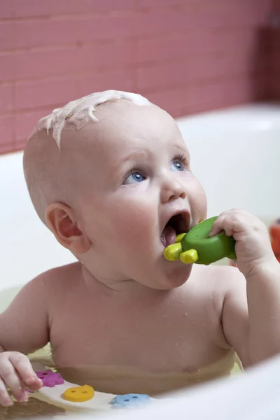 Bébé garçon dans la salle de bain — Photo