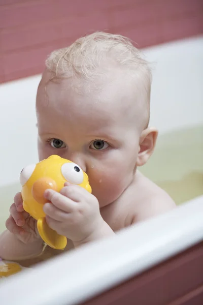 浴室里的男婴 — 图库照片