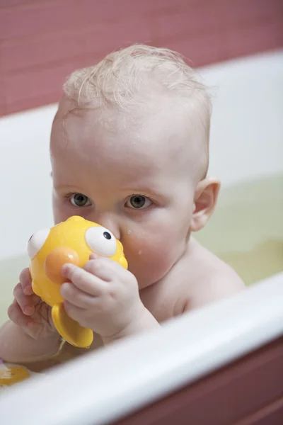 Bébé garçon dans la salle de bain — Photo