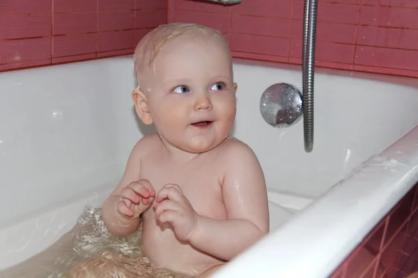 Bébé garçon dans la salle de bain — Photo