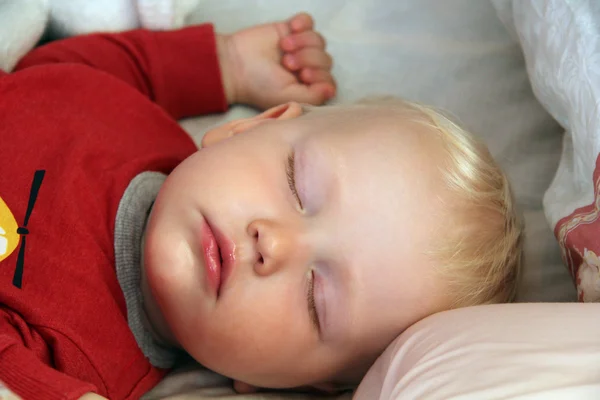 Bionda bambino ragazzo dormire a casa — Foto Stock