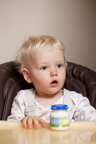 Yemek masasında oturan iki yıl erkek bebek — Stok fotoğraf