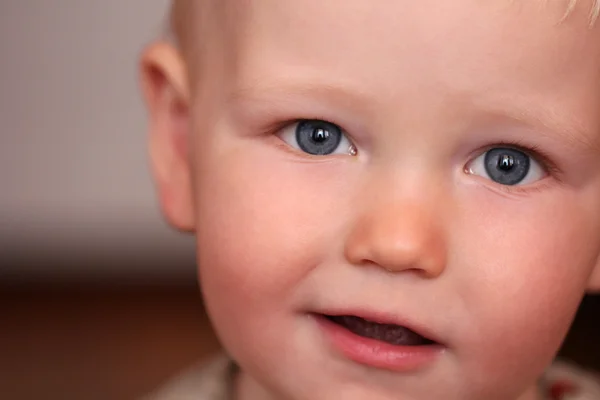 Ξανθιά μωρό αγόρι στο σπίτι — Φωτογραφία Αρχείου