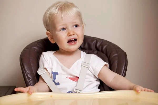Bébé garçon de deux ans assis à table — Photo
