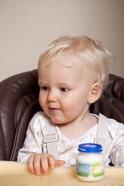 Bébé garçon de deux ans assis à table — Photo