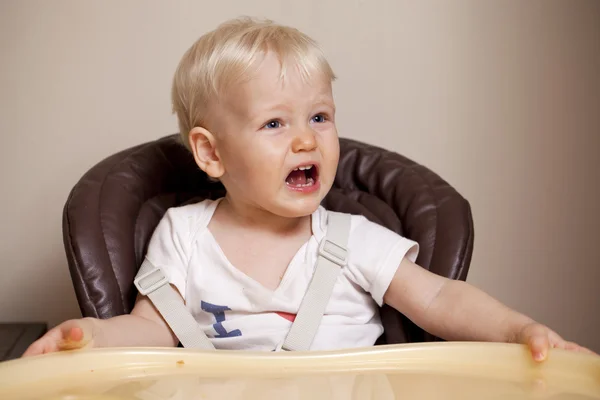 Tweejarig jongetje zittend aan tafel — Stockfoto