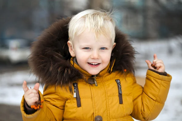 Gros plan portrait, petit garçon dans un parc d'hiver — Photo