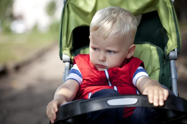 Tre år gammal pojke tar en dusch — Stockfoto