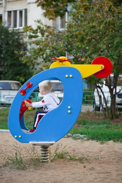 Kleiner dreijähriger Junge spielt auf Spielplatz — Stockfoto