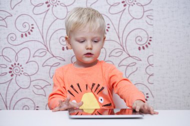 Sarışın küçük çocuk oyun panelinde 