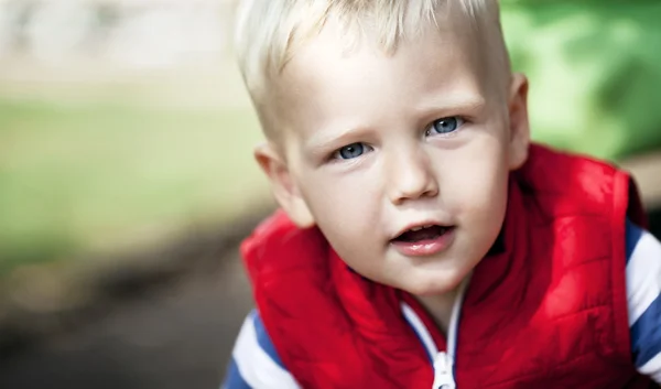 Närbild, blond pojke — Stockfoto