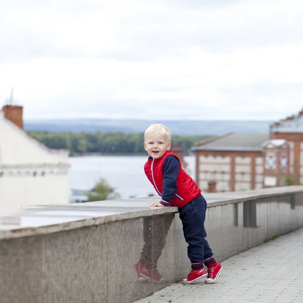 Biondo bambino ragazzo in autunno strada parco — Foto Stock