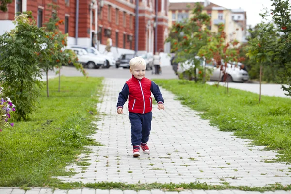 Młody szczęśliwy blond kobieta spaceru w parku jesień — Zdjęcie stockowe