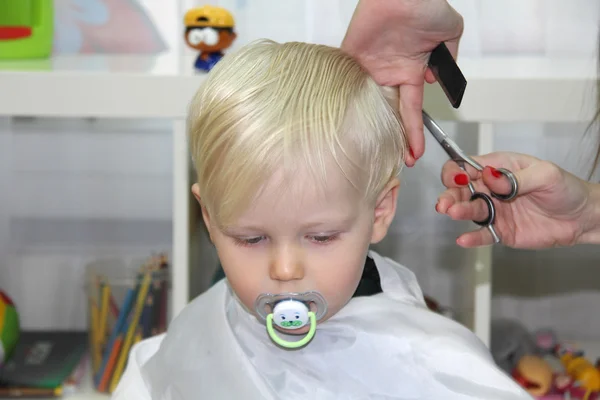 Blond chłopiec obcięcia ich włosów salon fryzjerski dla dzieci — Zdjęcie stockowe