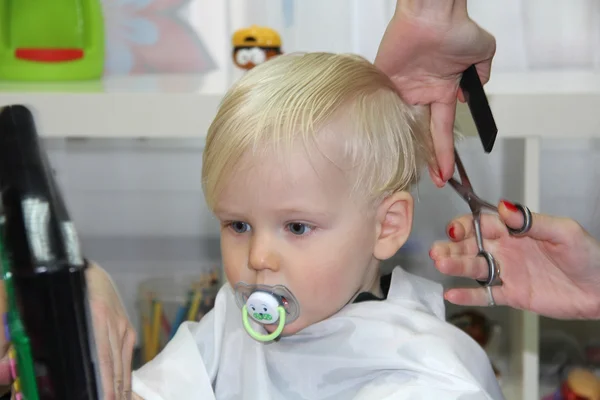 Blond chłopiec obcięcia ich włosów salon fryzjerski dla dzieci — Zdjęcie stockowe