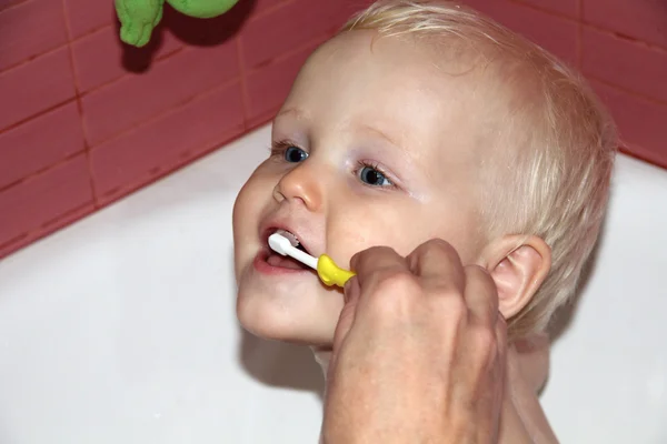 Blonde bébé garçon dans la salle de bain — Photo