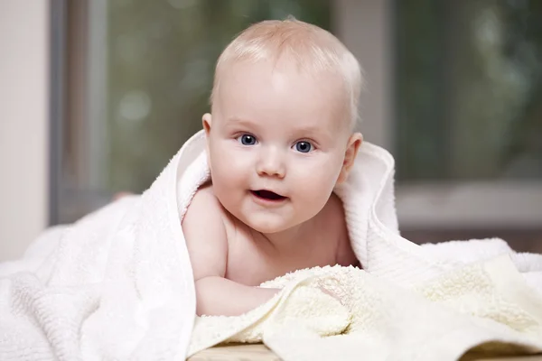 Doce bebê pequeno com toalha — Fotografia de Stock