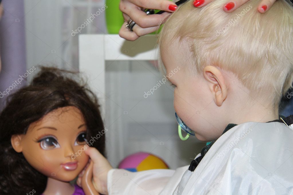 Blonde Petit Garcon Coupe Leurs Cheveux Dans Un Salon De Coiffure Pour Enfants Image Libre De Droit Par Arkusha C