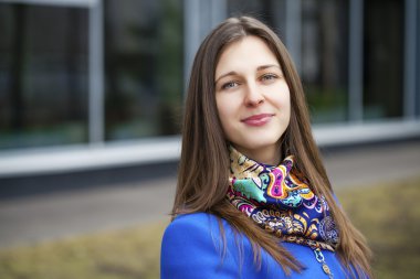 genç güzel esmer kadın