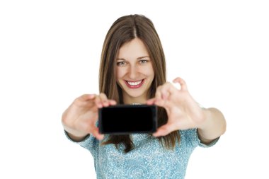 Selfie ile cep telefonu alarak genç güzel kadın