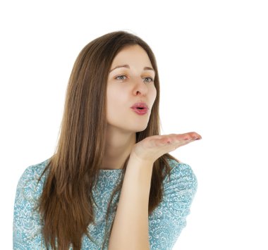 Genç esmer kadın bir hava öpücük gönderilirken üfleme 