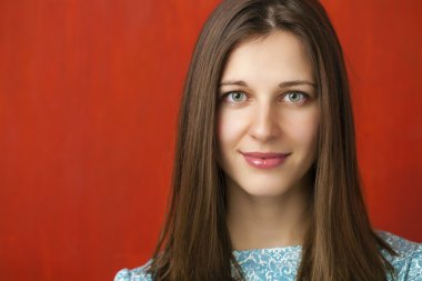 Kırmızı turkuaz bir elbise genç güzel bir kadın portresi 