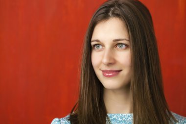 Kırmızı turkuaz bir elbise genç güzel bir kadın portresi 