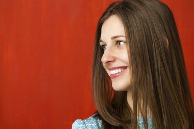 Kırmızı turkuaz bir elbise genç güzel bir kadın portresi 