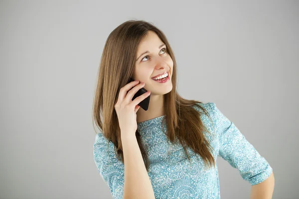 Bella giovane donna che parla sul cellulare — Foto Stock