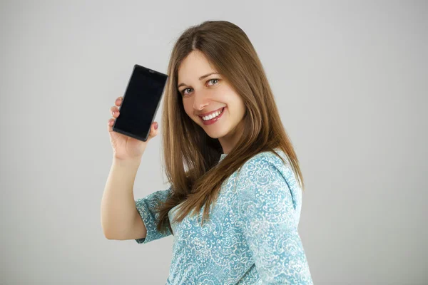 Bonita morena mostrando teléfono inteligente — Foto de Stock