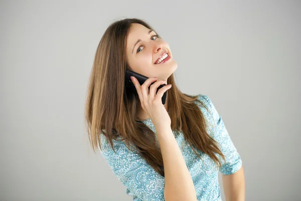 Schöne junge Frau telefoniert mit dem Handy — Stockfoto