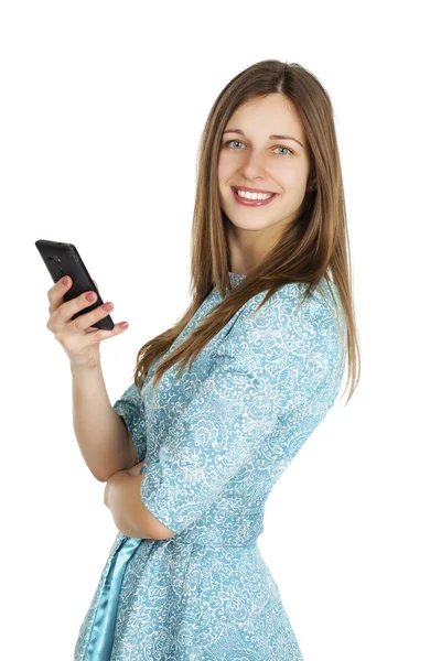 Mooie vrouw schrijft een bericht op de telefoon — Stockfoto