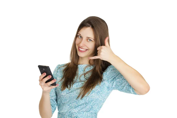 Mulher bonita escreve uma mensagem no telefone — Fotografia de Stock