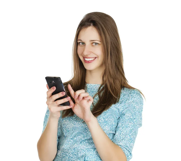 Mulher bonita escreve uma mensagem no telefone — Fotografia de Stock