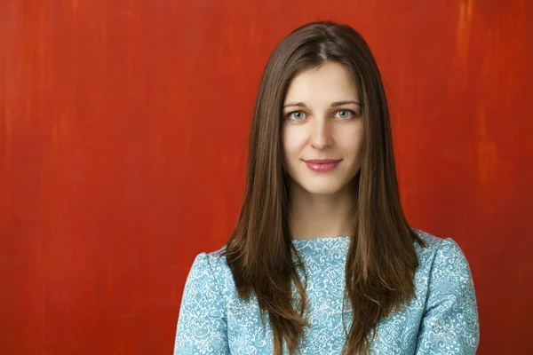 Retrato de uma bela jovem mulher em um vestido turquesa no vermelho — Fotografia de Stock