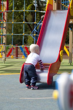 küçük çocuk oyun bahçesi