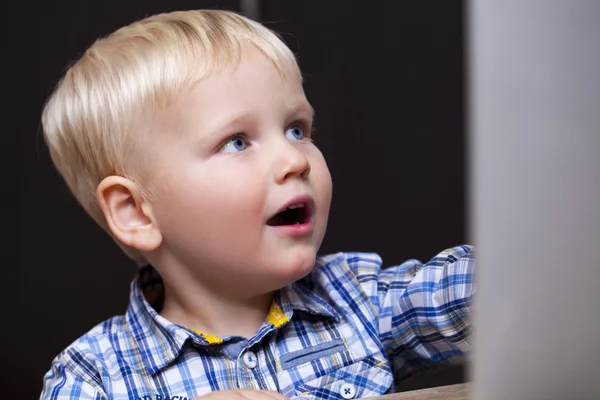 Gelukkig blond jongetje thuis — Stockfoto