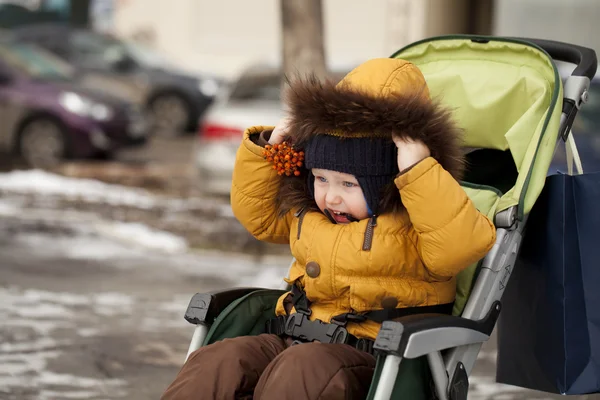 Kleine jongen zitten in de wandelwagen — Stockfoto