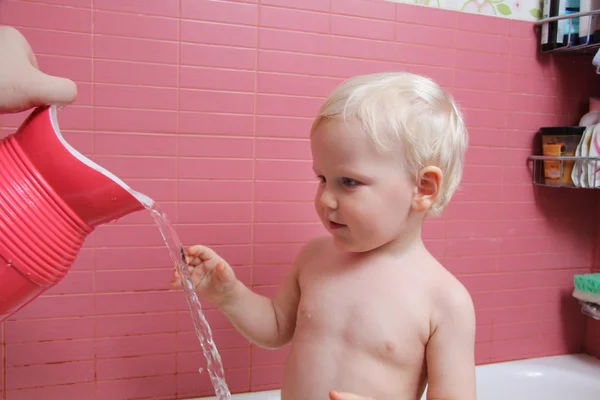 Blonde bébé garçon dans la salle de bain — Photo