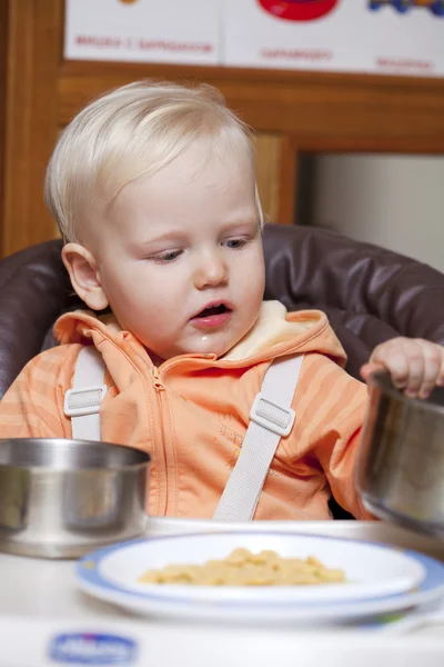 Menino de dois anos sentado na mesa de jantar — Fotografia de Stock