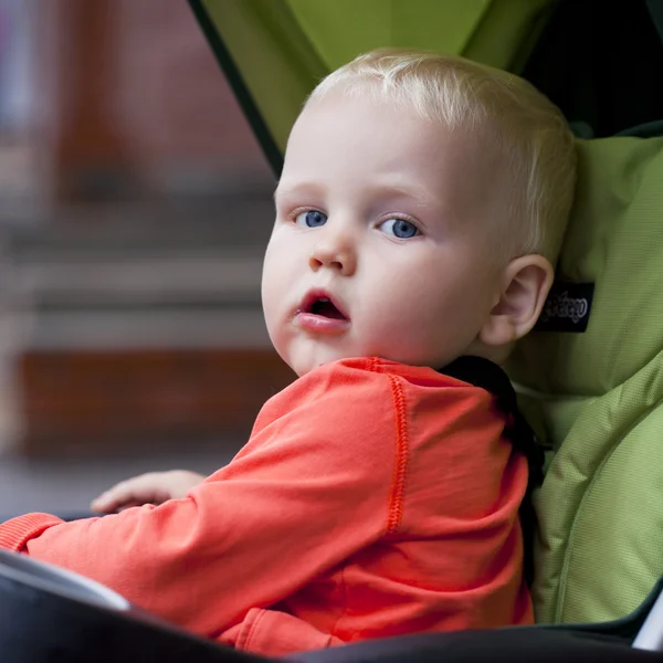 Liten pojke sitter i barnvagnen — Stockfoto