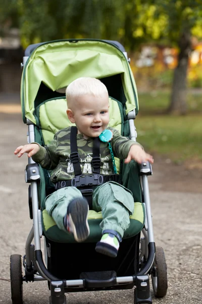 Liten pojke sitter i barnvagnen — Stockfoto