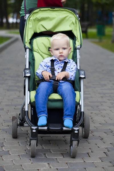 小男孩坐在婴儿推车 — 图库照片