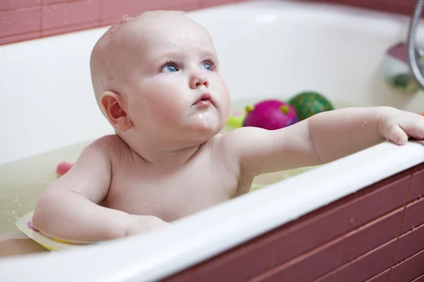 Baby Boy in badkamer — Stockfoto