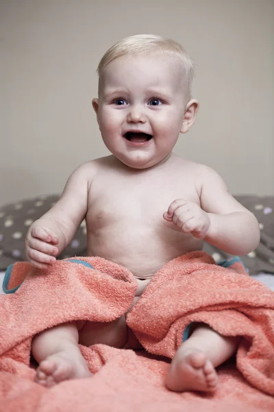 Doce bebê pequeno com toalha — Fotografia de Stock