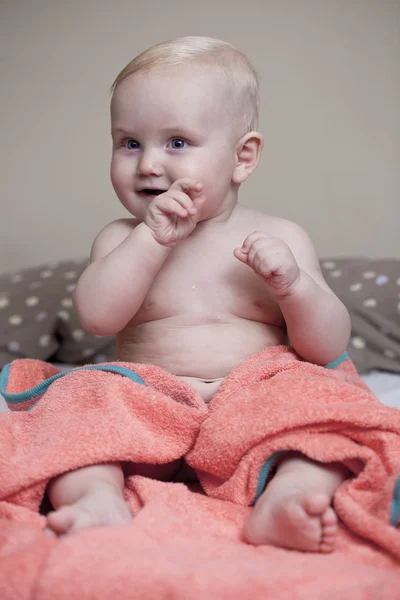 Tatlı küçük bebek havlu ile — Stok fotoğraf
